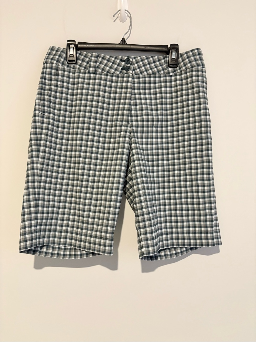 Nike Golf Women’s Plaid bermuda Shorts dri-fit grey Size 10 medium